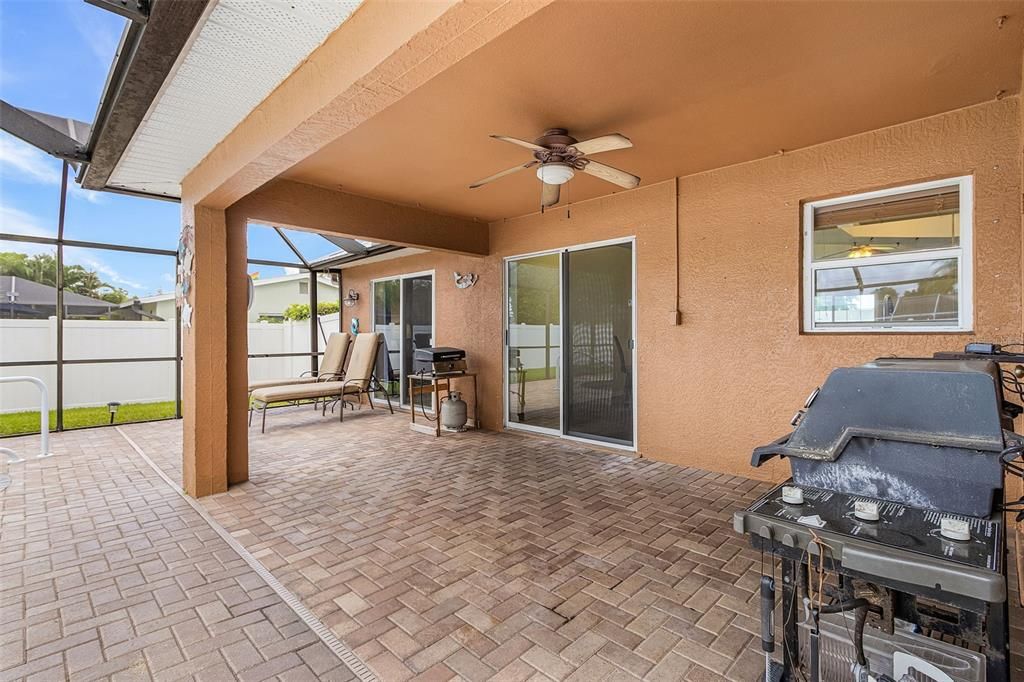 Activo con contrato: $399,000 (4 camas, 2 baños, 1715 Pies cuadrados)