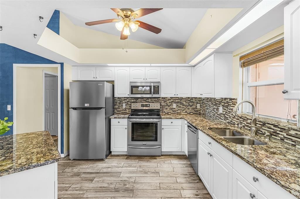 Activo con contrato: $399,000 (4 camas, 2 baños, 1715 Pies cuadrados)