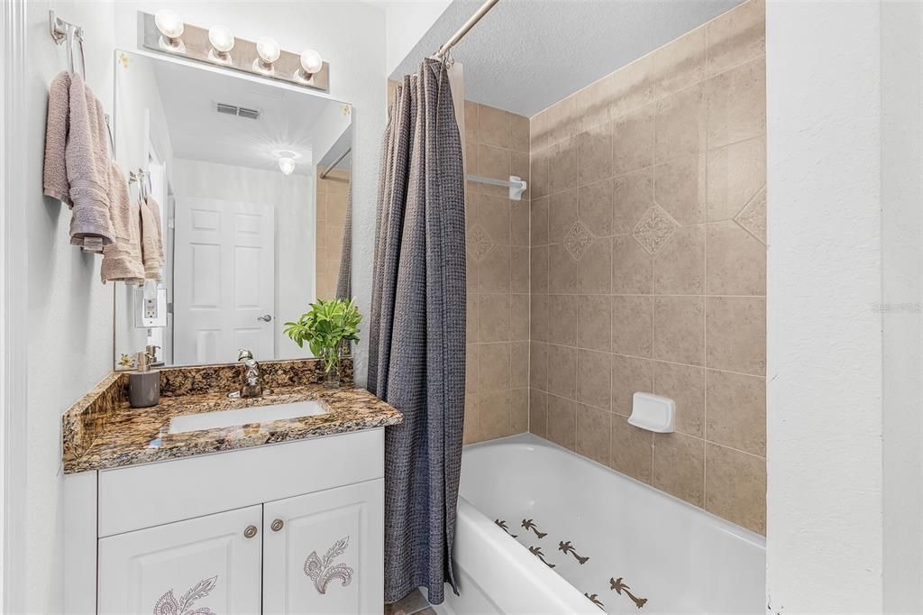 Activo con contrato: $399,000 (4 camas, 2 baños, 1715 Pies cuadrados)