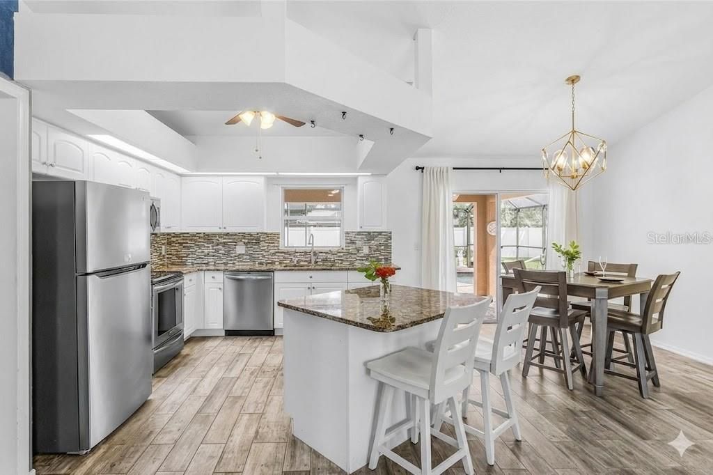 Activo con contrato: $399,000 (4 camas, 2 baños, 1715 Pies cuadrados)