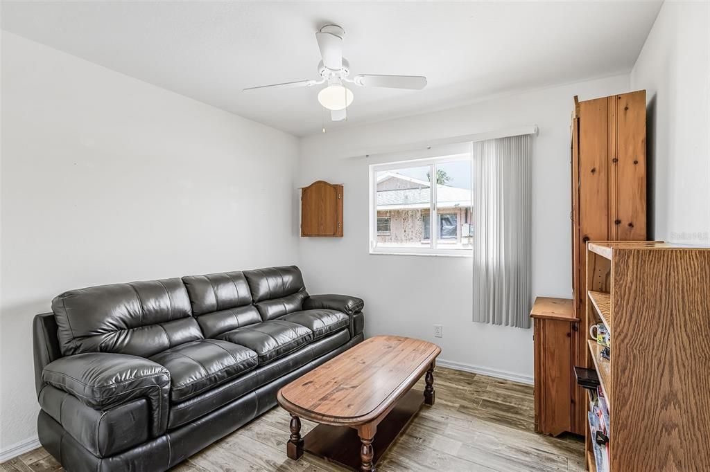 Activo con contrato: $399,000 (4 camas, 2 baños, 1715 Pies cuadrados)