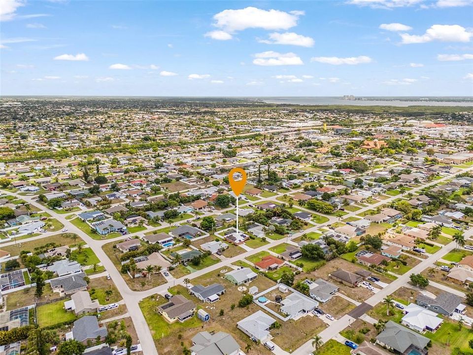 Activo con contrato: $399,000 (4 camas, 2 baños, 1715 Pies cuadrados)