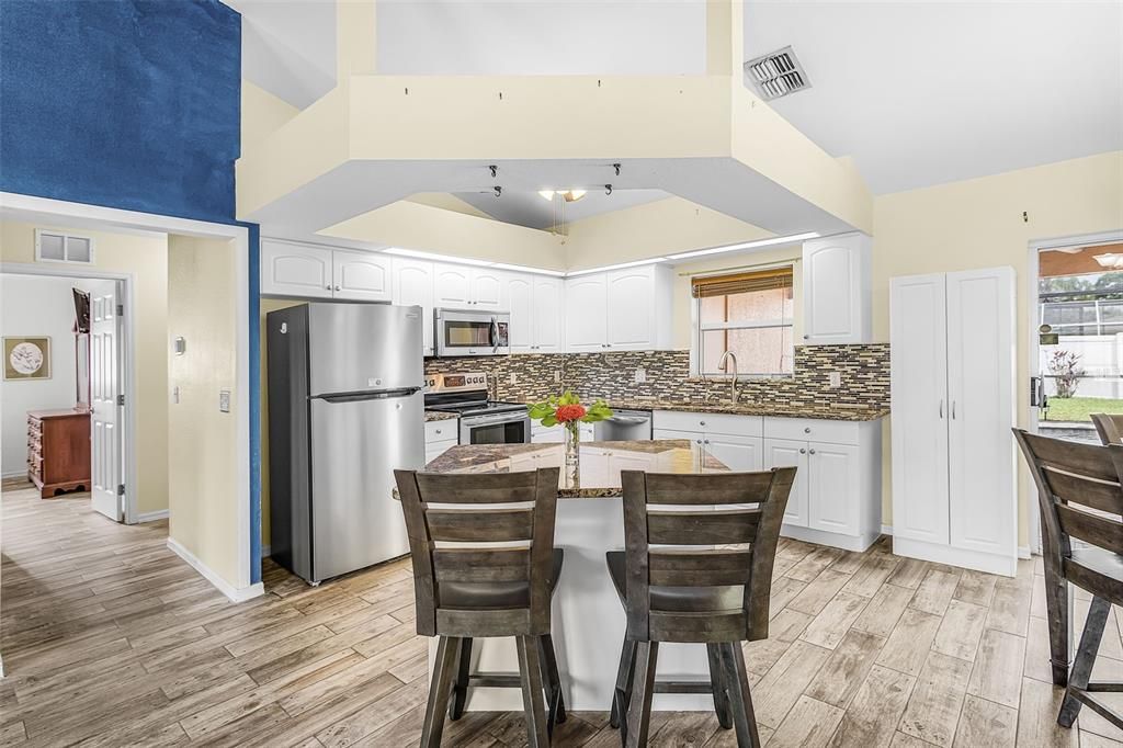 Activo con contrato: $399,000 (4 camas, 2 baños, 1715 Pies cuadrados)