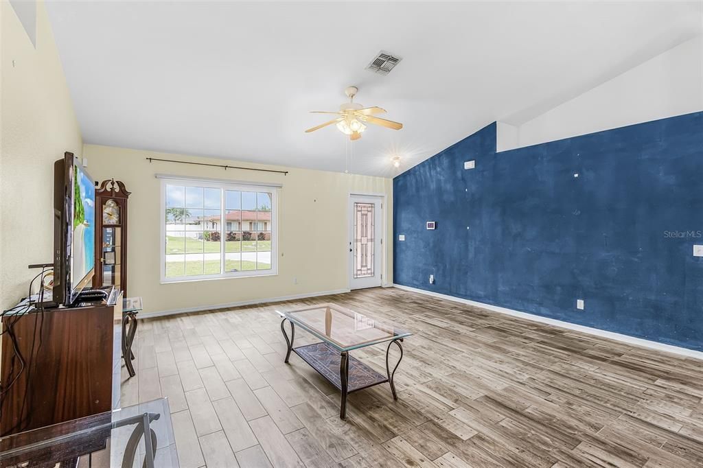 Activo con contrato: $399,000 (4 camas, 2 baños, 1715 Pies cuadrados)