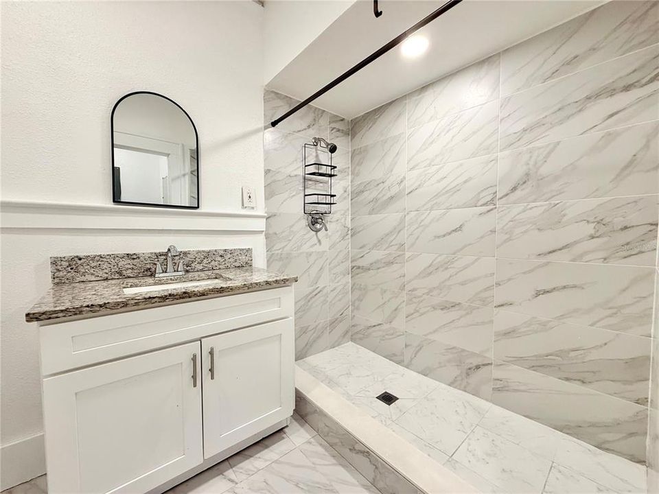 For Rent: $900 (1 beds, 1 baths, 800 Square Feet)