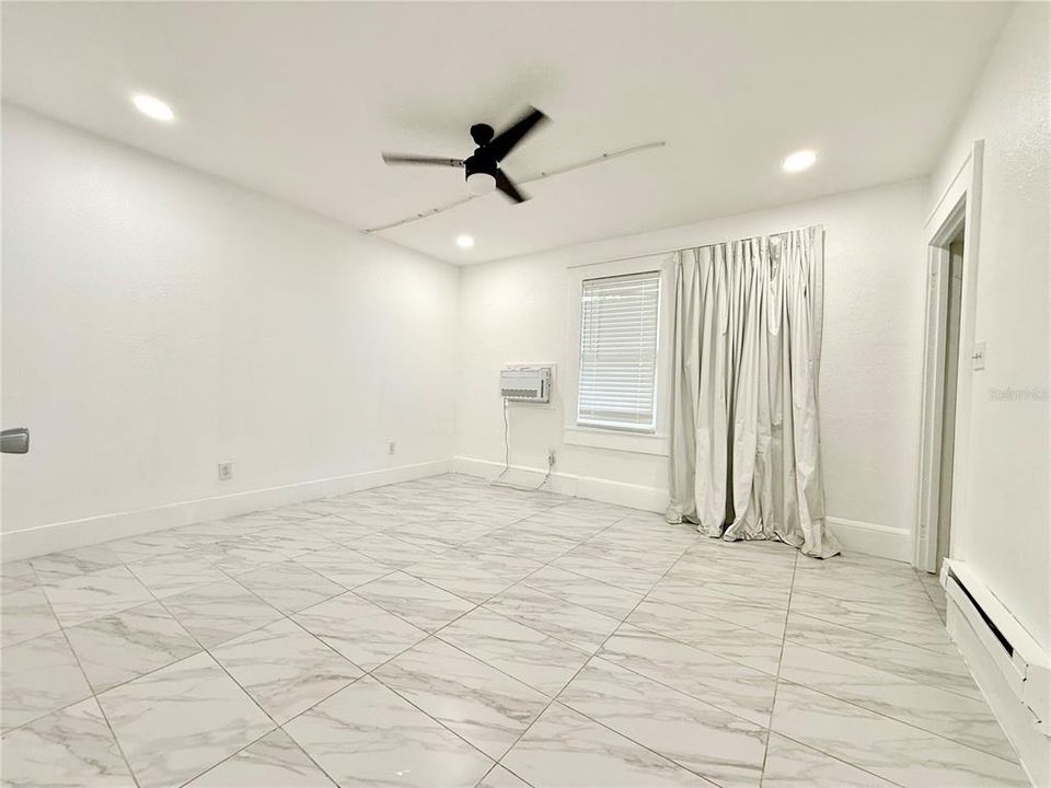 For Rent: $900 (1 beds, 1 baths, 800 Square Feet)