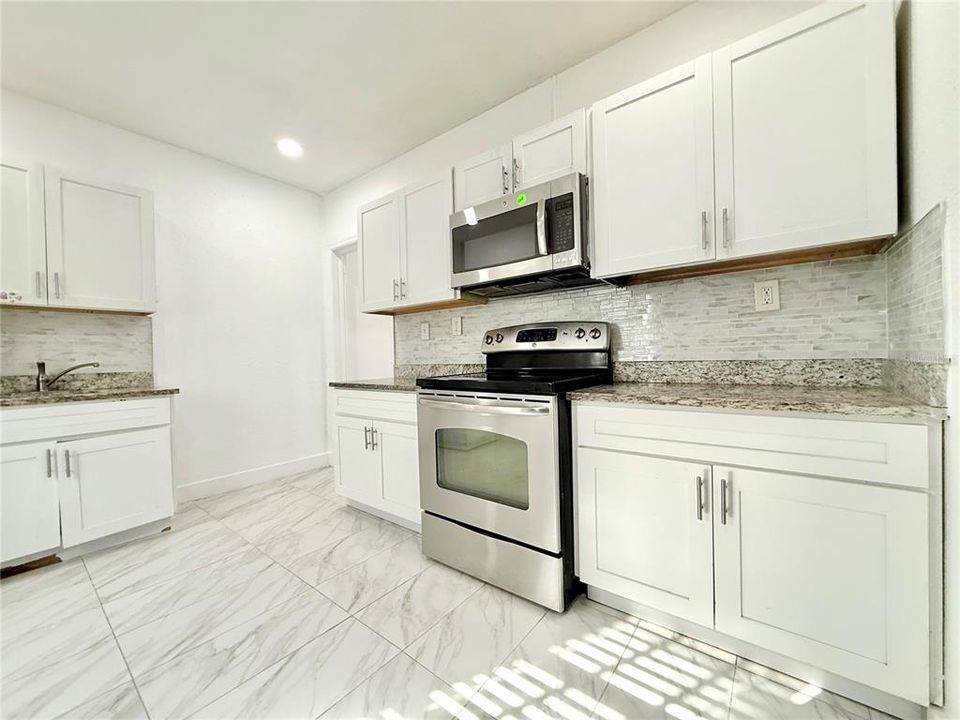 For Rent: $900 (1 beds, 1 baths, 800 Square Feet)