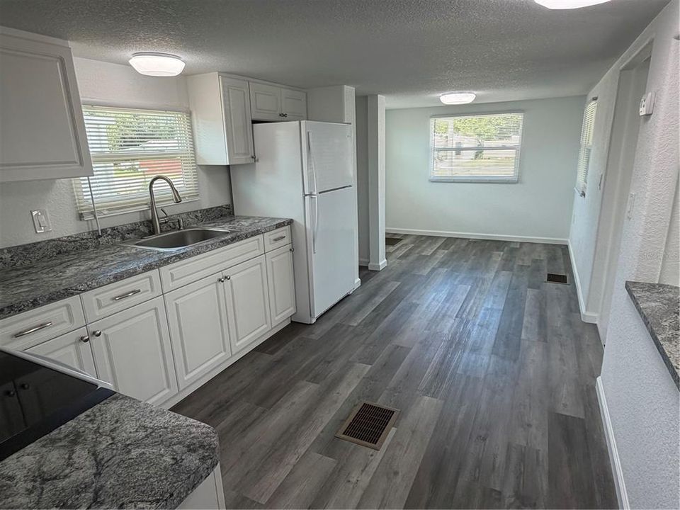 For Sale: $185,000 (2 beds, 1 baths, 700 Square Feet)