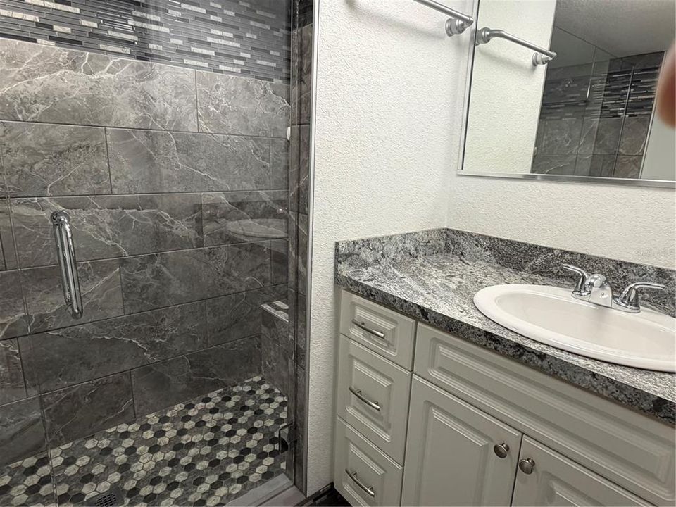 For Sale: $185,000 (2 beds, 1 baths, 700 Square Feet)