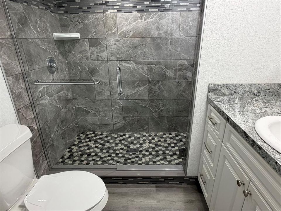 For Sale: $185,000 (2 beds, 1 baths, 700 Square Feet)