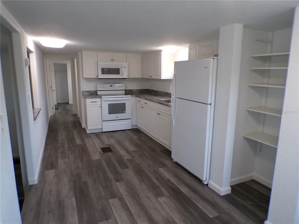 For Sale: $185,000 (2 beds, 1 baths, 700 Square Feet)