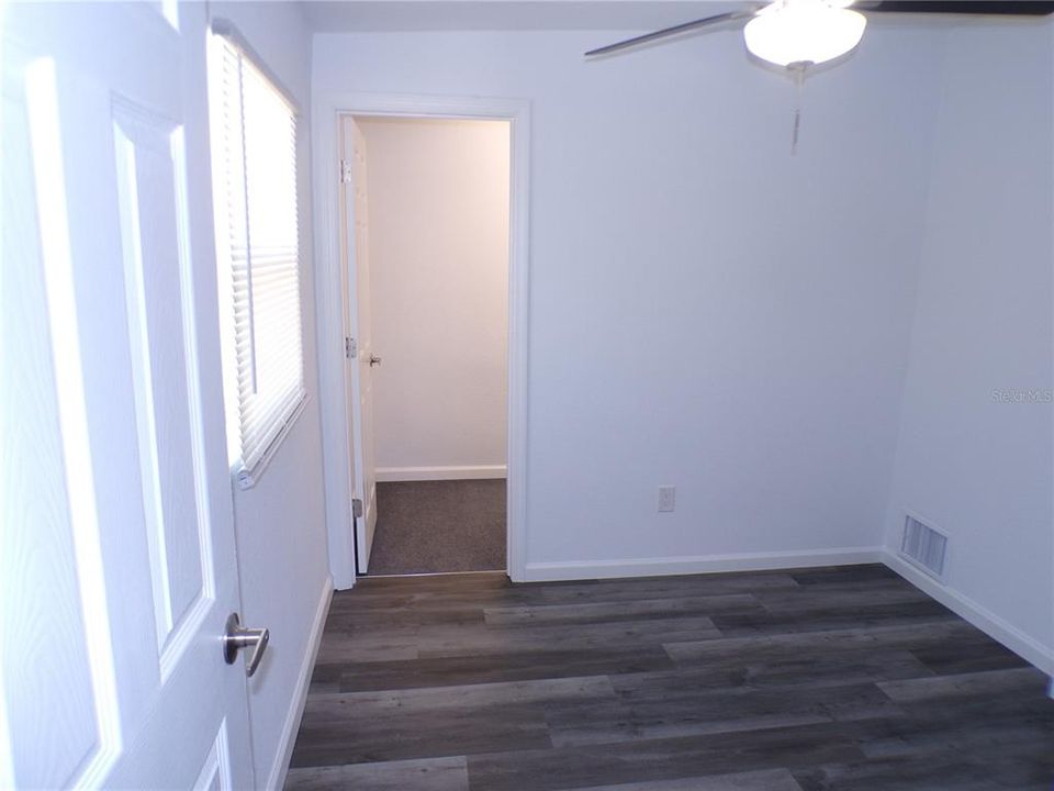 For Sale: $185,000 (2 beds, 1 baths, 700 Square Feet)