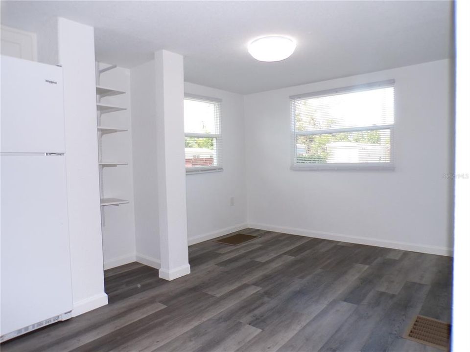 For Sale: $185,000 (2 beds, 1 baths, 700 Square Feet)