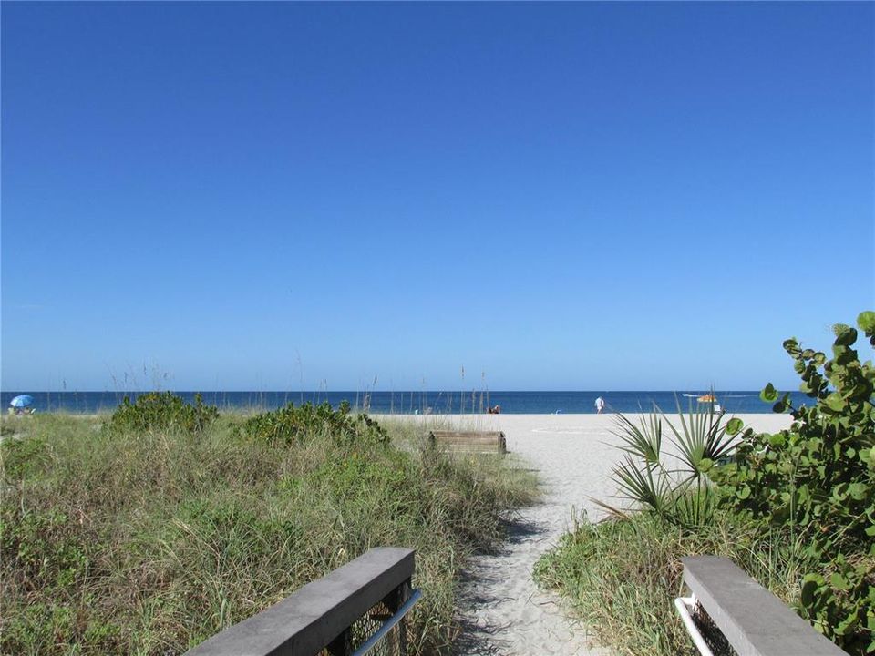 For Sale: $185,000 (2 beds, 1 baths, 700 Square Feet)