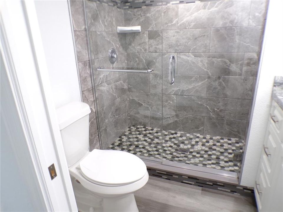 For Sale: $185,000 (2 beds, 1 baths, 700 Square Feet)