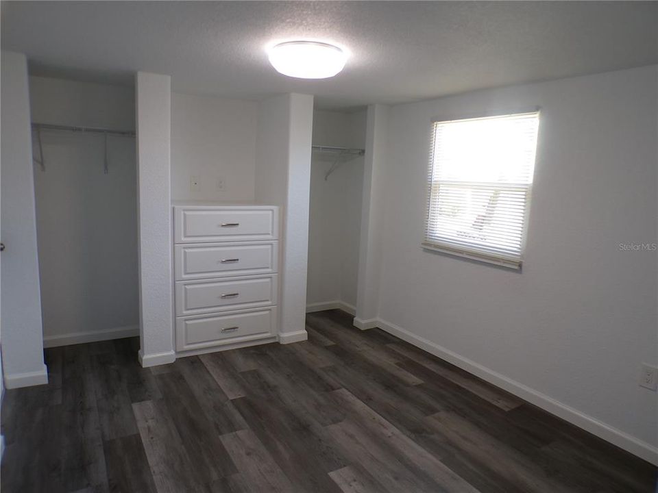 For Sale: $185,000 (2 beds, 1 baths, 700 Square Feet)