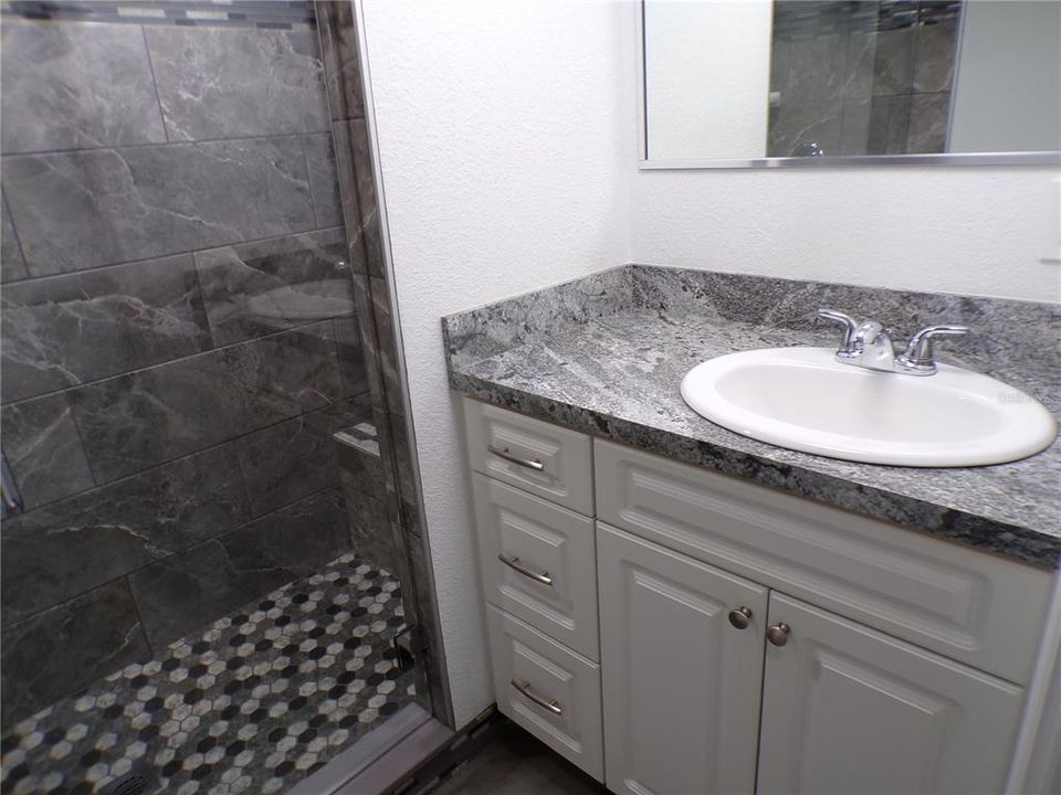For Sale: $185,000 (2 beds, 1 baths, 700 Square Feet)