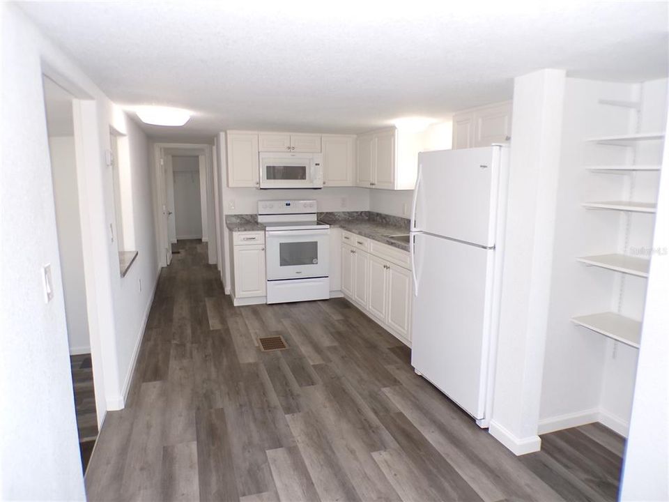 For Sale: $185,000 (2 beds, 1 baths, 700 Square Feet)