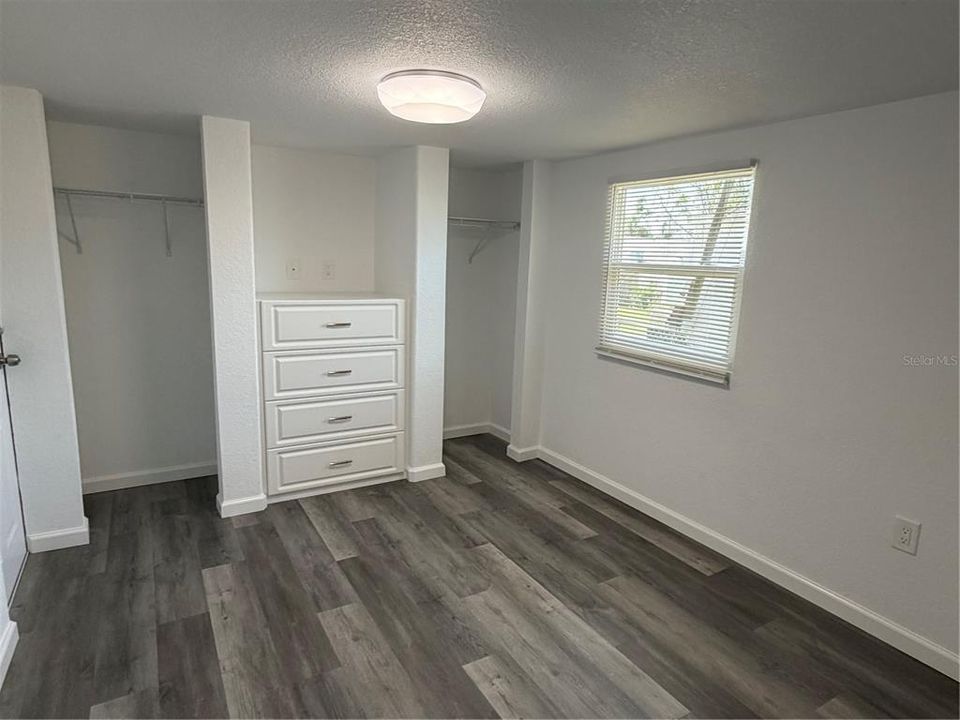 For Sale: $185,000 (2 beds, 1 baths, 700 Square Feet)