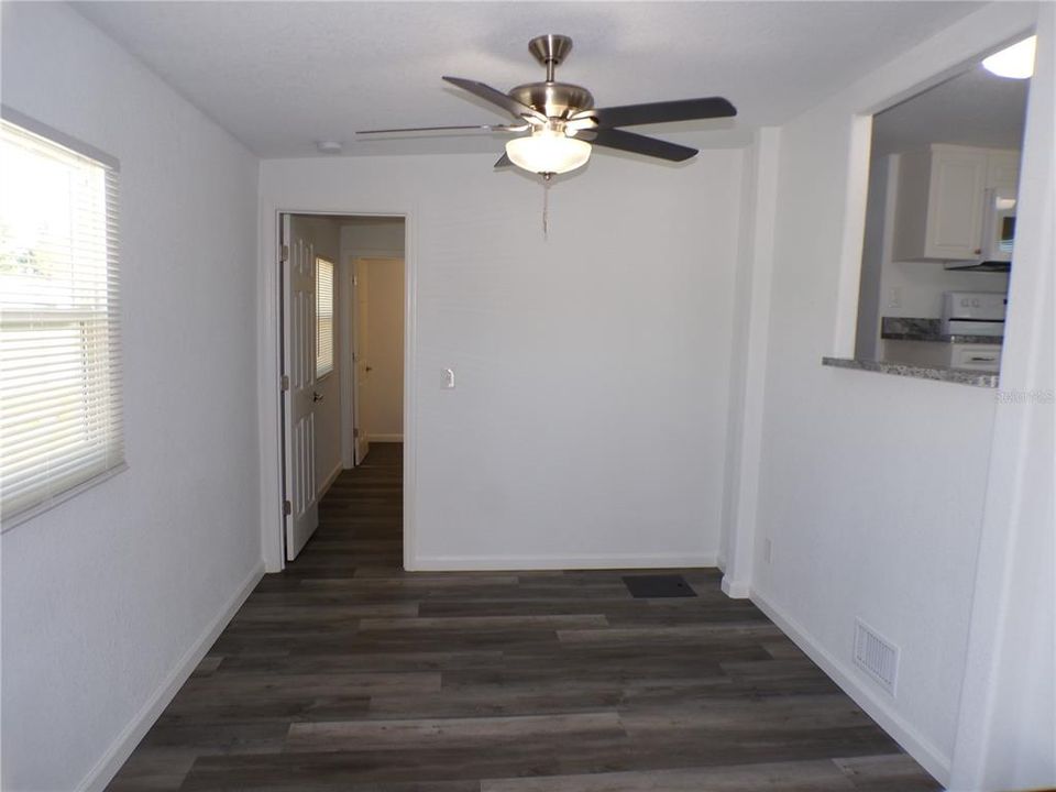For Sale: $185,000 (2 beds, 1 baths, 700 Square Feet)