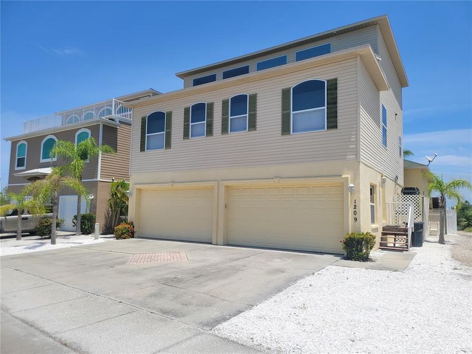 For Rent: $3,200 (3 beds, 2 baths, 2245 Square Feet)