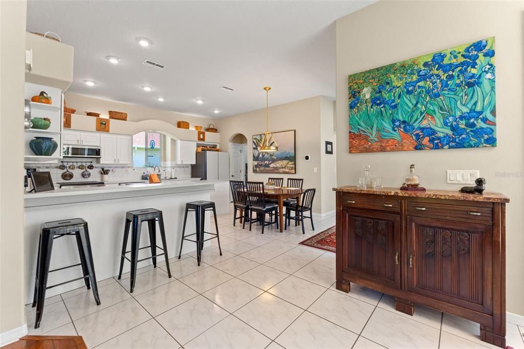 Activo con contrato: $475,000 (3 camas, 3 baños, 2330 Pies cuadrados)