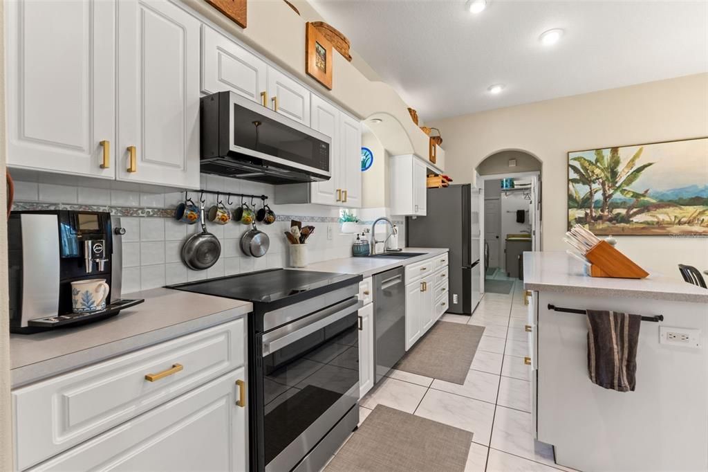 Activo con contrato: $475,000 (3 camas, 3 baños, 2330 Pies cuadrados)