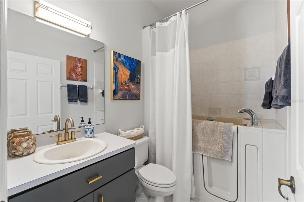 Activo con contrato: $475,000 (3 camas, 3 baños, 2330 Pies cuadrados)