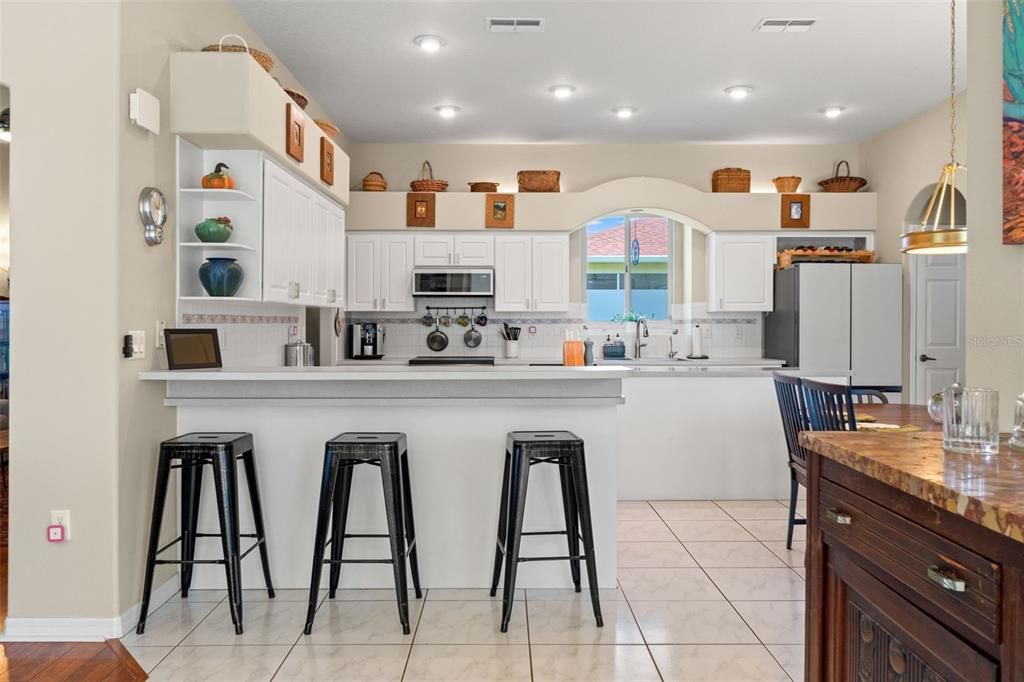 Activo con contrato: $475,000 (3 camas, 3 baños, 2330 Pies cuadrados)