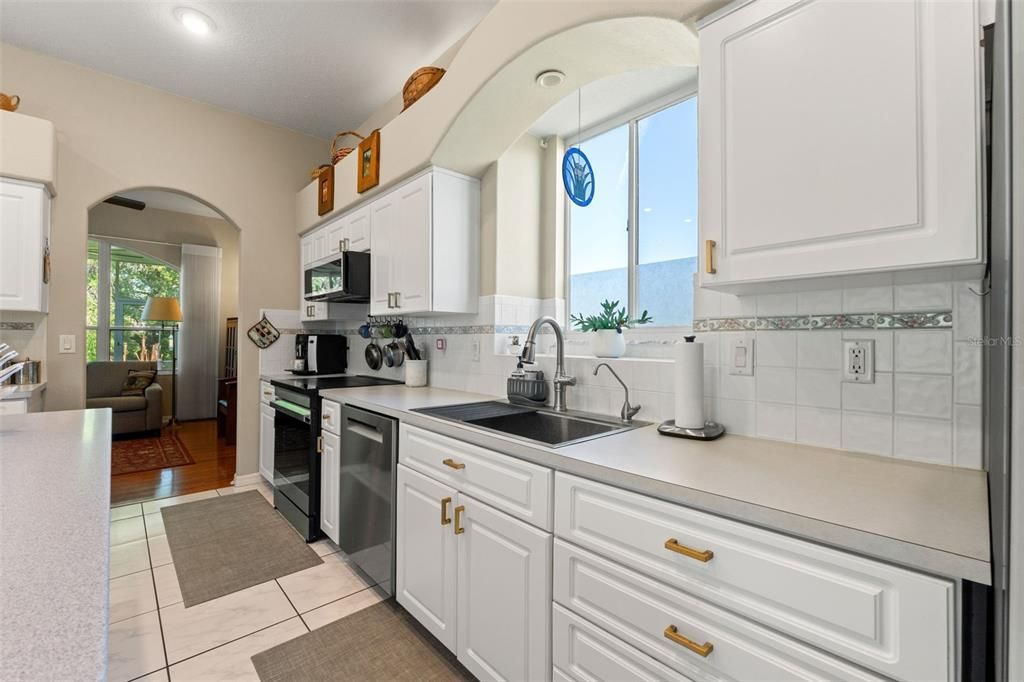 Activo con contrato: $475,000 (3 camas, 3 baños, 2330 Pies cuadrados)