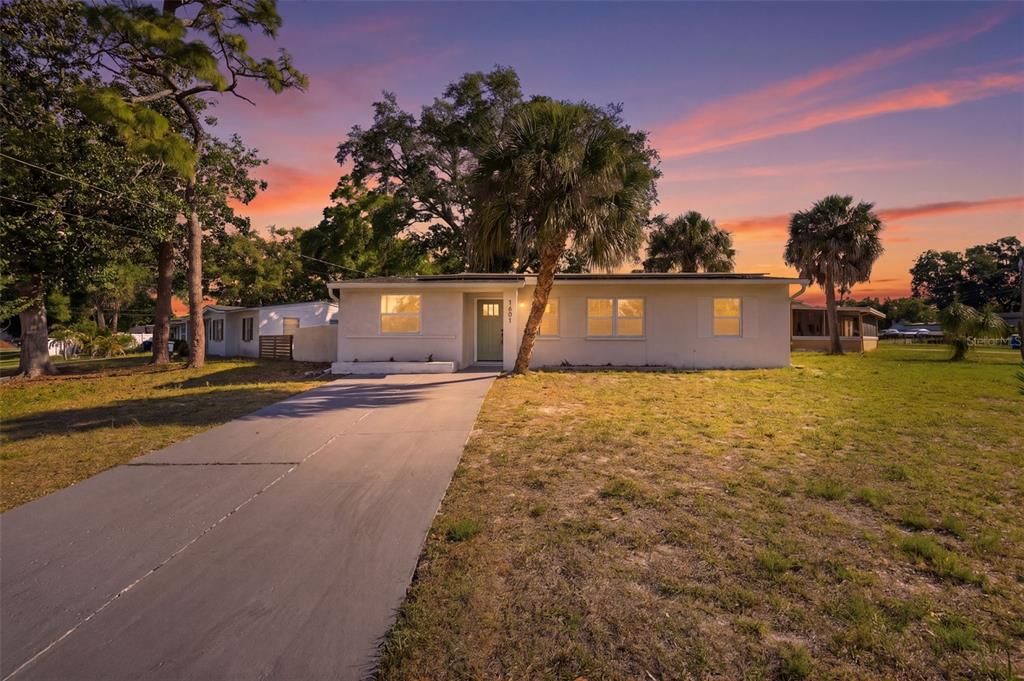 Active With Contract: $360,000 (4 beds, 2 baths, 1517 Square Feet)