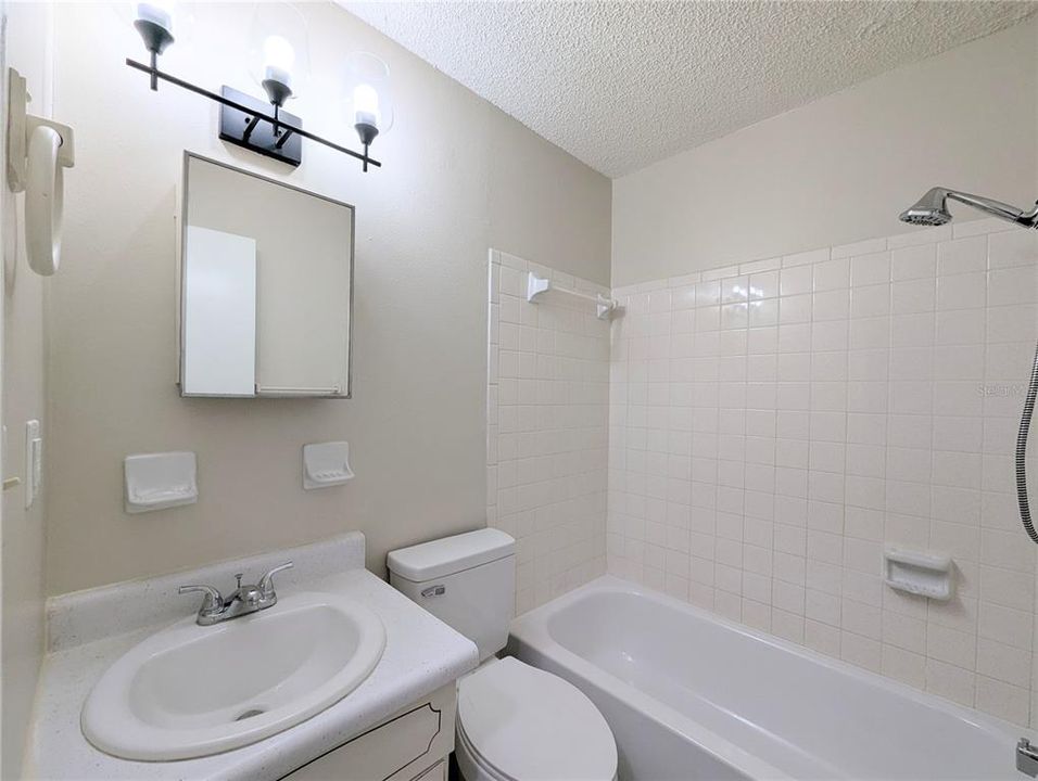 For Rent: $925 (1 beds, 1 baths, 1046 Square Feet)
