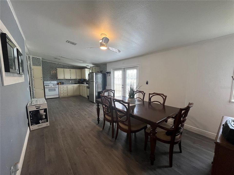 For Sale: $315,000 (3 beds, 3 baths, 1340 Square Feet)