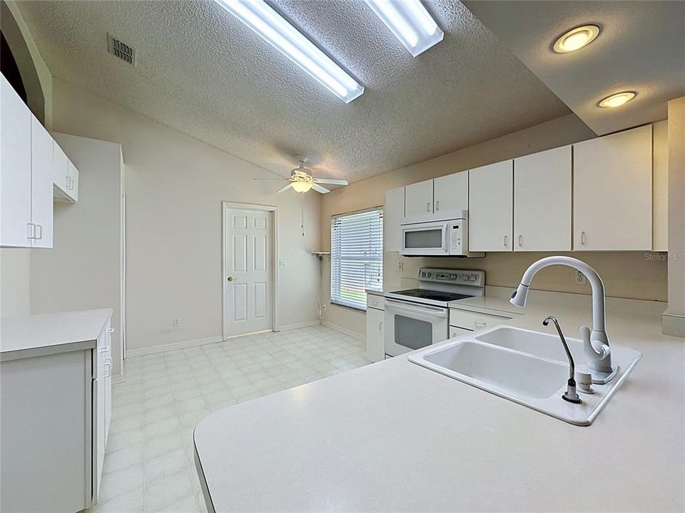 For Sale: $309,900 (2 beds, 2 baths, 1713 Square Feet)
