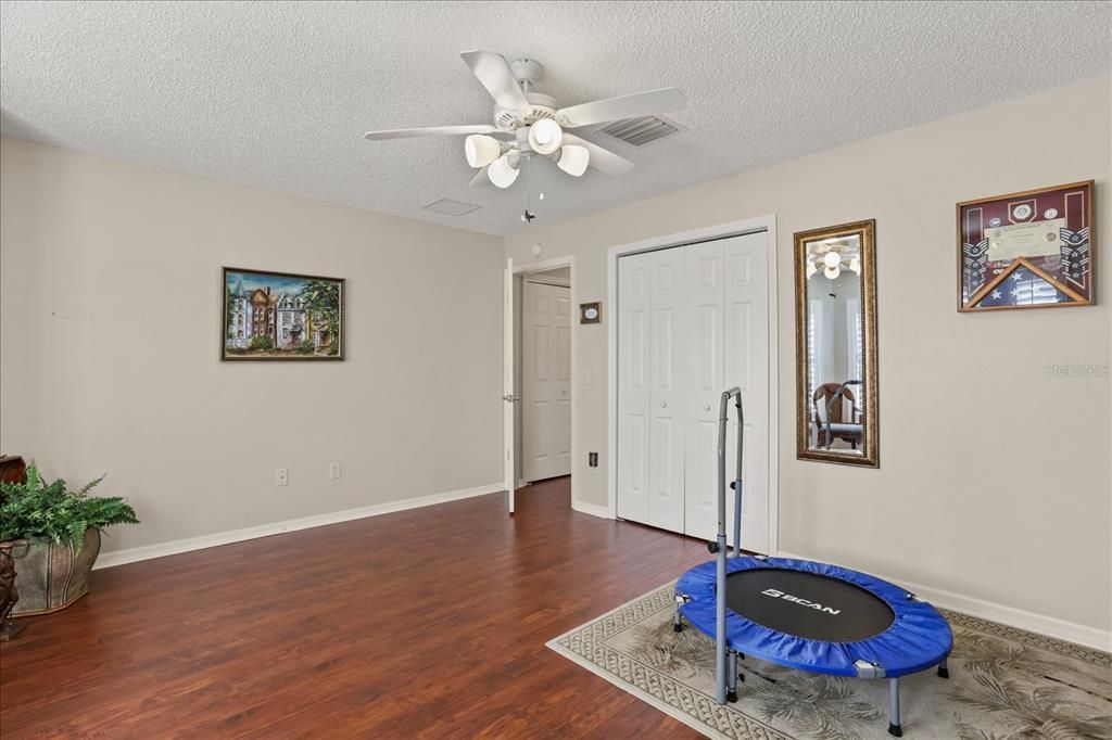 Activo con contrato: $699,900 (3 camas, 2 baños, 2349 Pies cuadrados)
