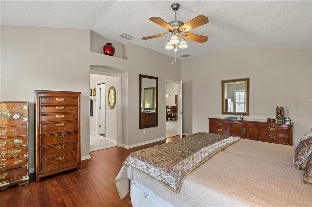 Activo con contrato: $699,900 (3 camas, 2 baños, 2349 Pies cuadrados)