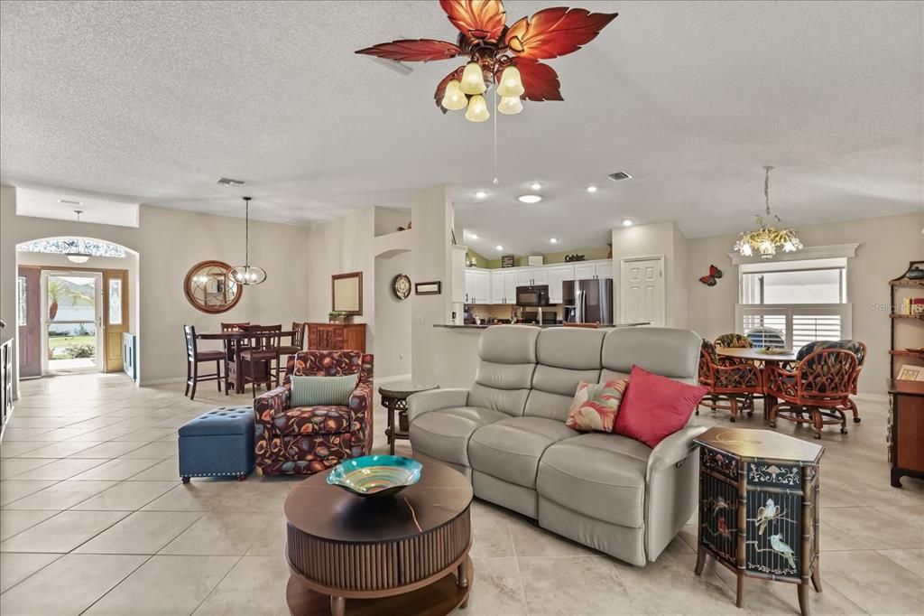 Activo con contrato: $699,900 (3 camas, 2 baños, 2349 Pies cuadrados)