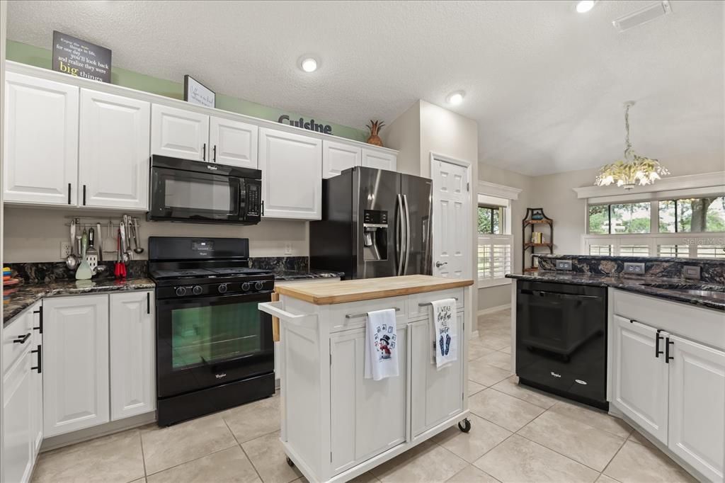 Activo con contrato: $699,900 (3 camas, 2 baños, 2349 Pies cuadrados)