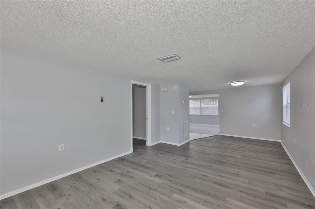 For Rent: $1,199 (1 beds, 1 baths, 1200 Square Feet)