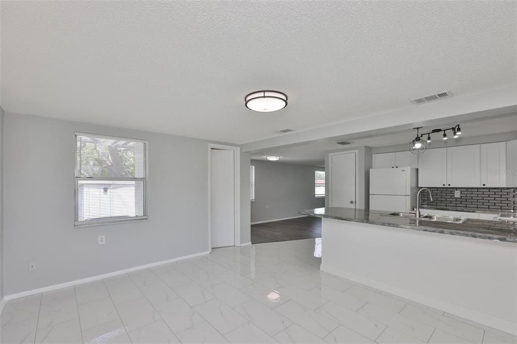 For Rent: $1,199 (1 beds, 1 baths, 1200 Square Feet)
