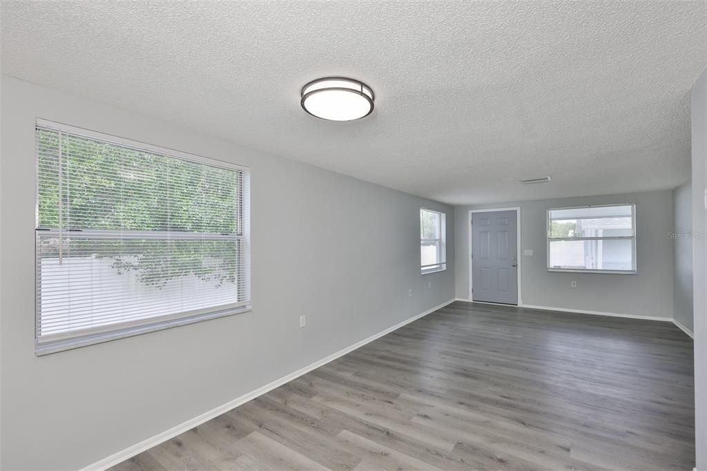 For Rent: $1,199 (1 beds, 1 baths, 1200 Square Feet)