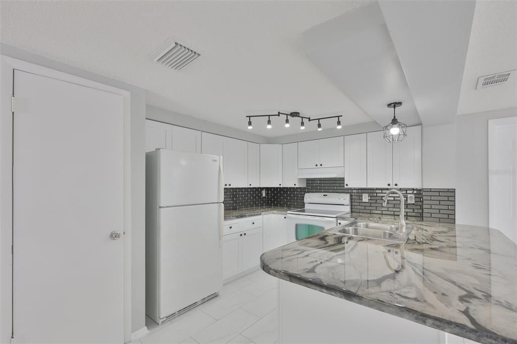 For Rent: $1,199 (1 beds, 1 baths, 1200 Square Feet)