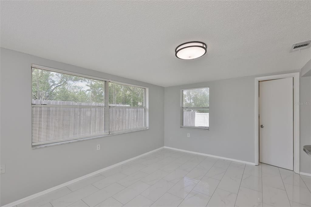 For Rent: $1,199 (1 beds, 1 baths, 1200 Square Feet)