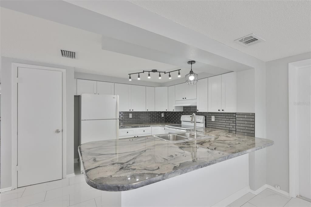 For Rent: $1,199 (1 beds, 1 baths, 1200 Square Feet)