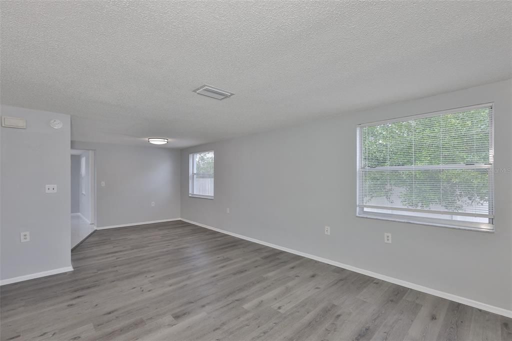 For Rent: $1,199 (1 beds, 1 baths, 1200 Square Feet)