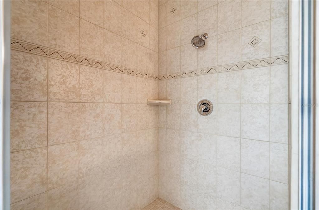 Activo con contrato: $667,500 (4 camas, 3 baños, 2374 Pies cuadrados)