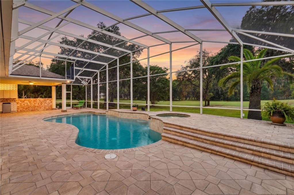 Activo con contrato: $667,500 (4 camas, 3 baños, 2374 Pies cuadrados)