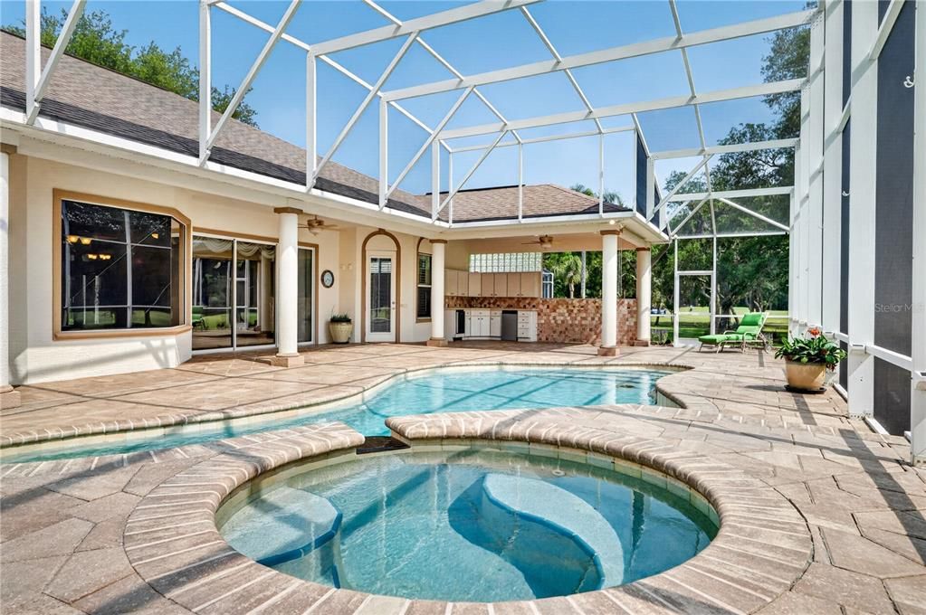 Activo con contrato: $667,500 (4 camas, 3 baños, 2374 Pies cuadrados)