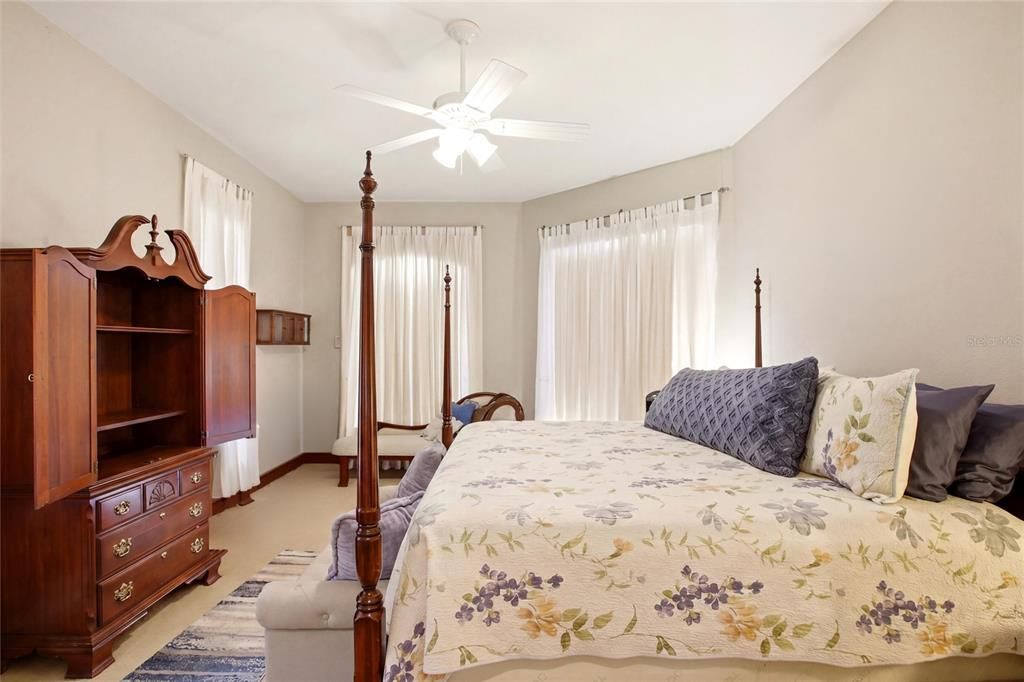 Activo con contrato: $1,189,000 (4 camas, 3 baños, 3117 Pies cuadrados)