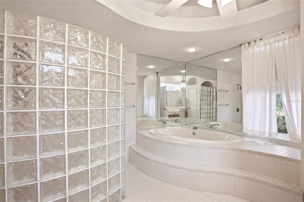 Activo con contrato: $1,189,000 (4 camas, 3 baños, 3117 Pies cuadrados)